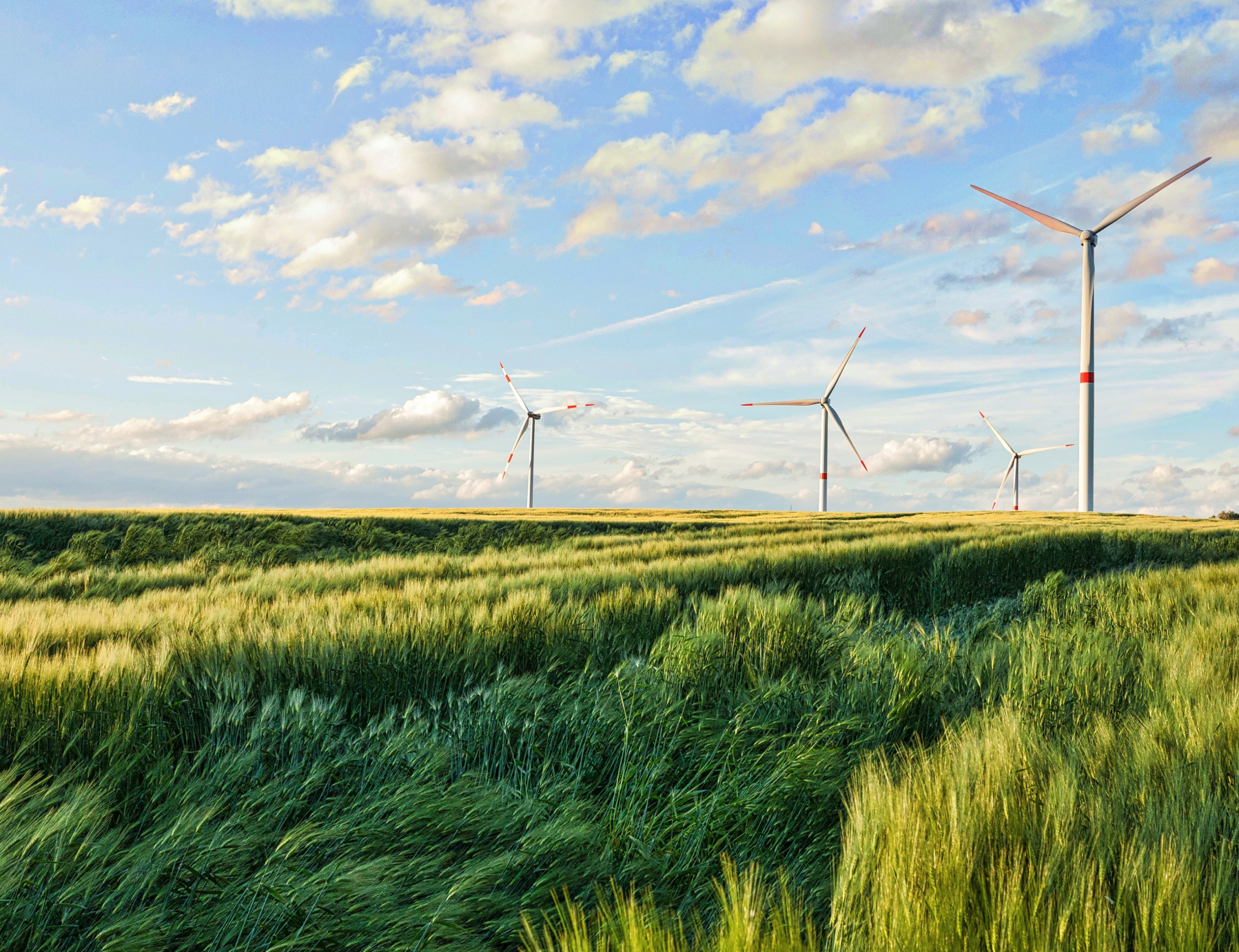Turbinas eólicas en un paisaje nublado — ISSE Electricidad, empresa instaladora autorizada en Madrid